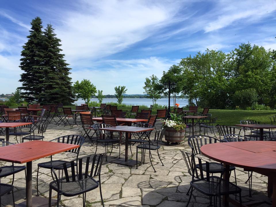 Terrasse avec vue sur le bassin de Chambly